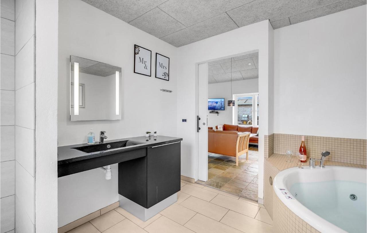 Nice Home In Tarm With Kitchen Eksteriør bilde